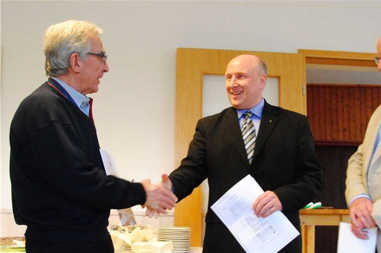 (Von links) Jens Klenke, ehemaliger zweiter Vorsitzender des Post-SV, Manfred Diehl, Vorsitzender des Sportkreises Koblenz, Günter Eytel, erster Vorsitzender des Post-SV.