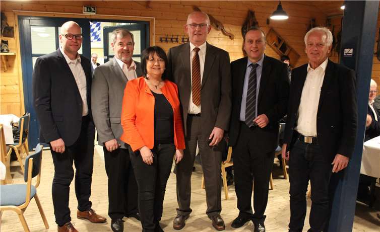 Von links: Jochen Seifert, Bürgermeister Johannes Bell, Rolf Flerus, Elisabeth Dahr, Manfred Sattler und Frank Klapperich im Bahnhof Engeln. Privat