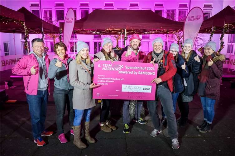 Von links Jörg Rainer Molwitz und Sabine Osterholt (Orga Team MAGENTA), Nadine Wenigmann (Die Ahrche e.V.), Anke Hupperich (Flutopferhilfe Kreuzberg e.V.) Arne Pöppel (Orga Team MAGENTA), Werner Söller (pro Jugend Altenahr). Foto: VfgAs e.V. – Team Magenta