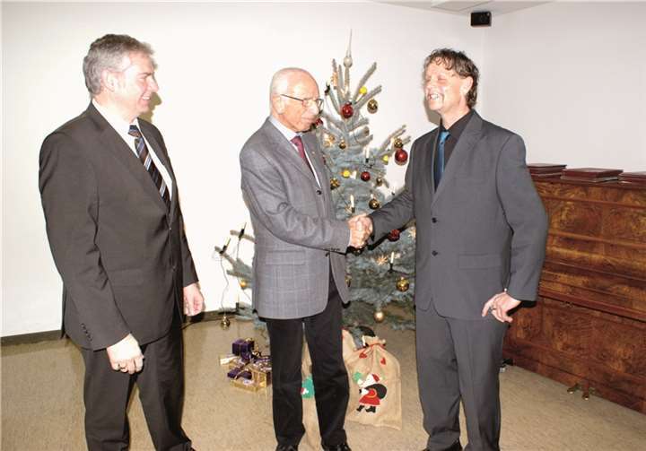 (Von links) Jörg Straus, Vorsitzender des Männerchors Kobern, der Jubilar Johannes Eickhoff und Joachim Rünz, Vorsitzender des Kreis-Chorverbandes.privat