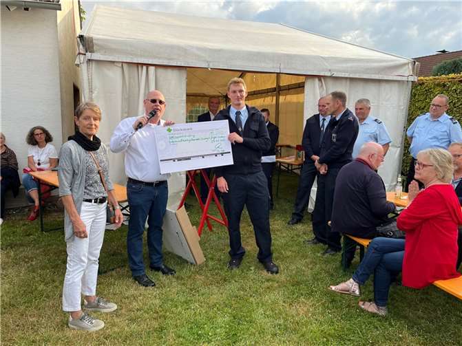 Von links: Johanna Lenz (Beigeordnete der OG Erpel), Johannes Hogeback, Fraktionsvorsitzender der DvOE, Max Marche Vorsitzender des Fördervereins Freiwillige Feuerwehr Orsberg e.V.  Foto: privat