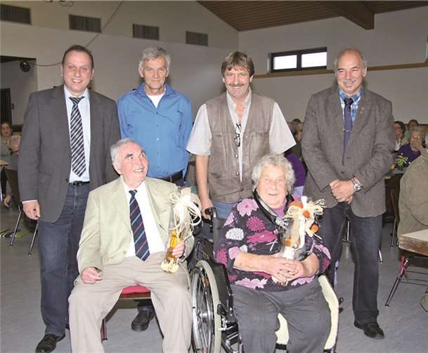 (Von links) Johannes Bell, Günther Stein, Wolfgang Weitzel und August Henn gratulierten den beiden Ältesten: Herbert Ritzdorf (82 Jahre) und Martha Reuter (94 Jahre). RÜ