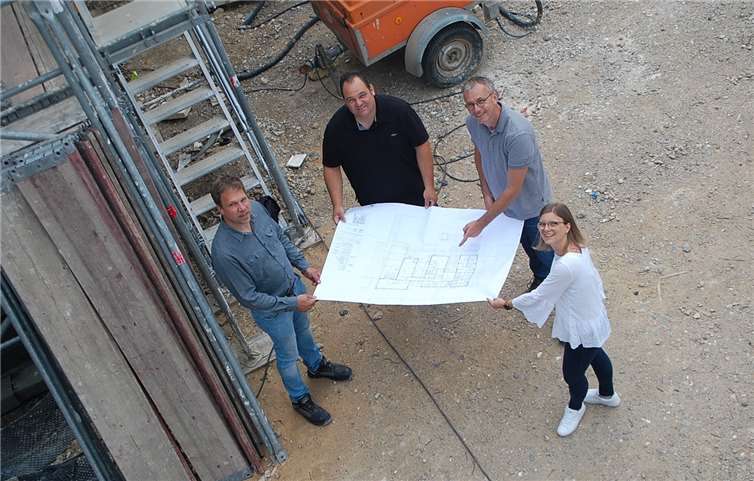 Von links:: Johannes Haubrich (Projektteam Adenau), Thomas Leyendecker (Rumpf Architekten), Pascal Birtel (Einrichtungsleiter Caritas Werkstätten Kreis Ahrweiler), Esther Sulzer (Projektteam Adenau). Foto: Caritas Werkstätten, Sinzig