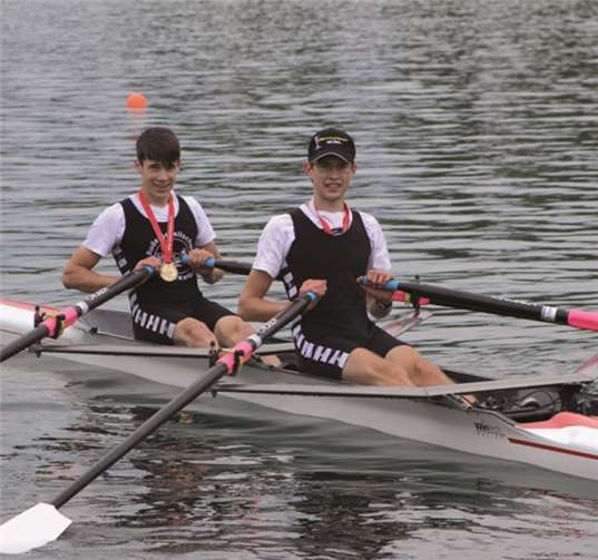 (Von links) Jonas Weber und Tim Bier gewannen die Abteilung im Zweier (U17) bei der Kölner Junioren-Regatta, qualifizierten sich damit für den ersten gesetzten Lauf und erkämpften sich hier den zweiten Platz von 41 Booten. privat