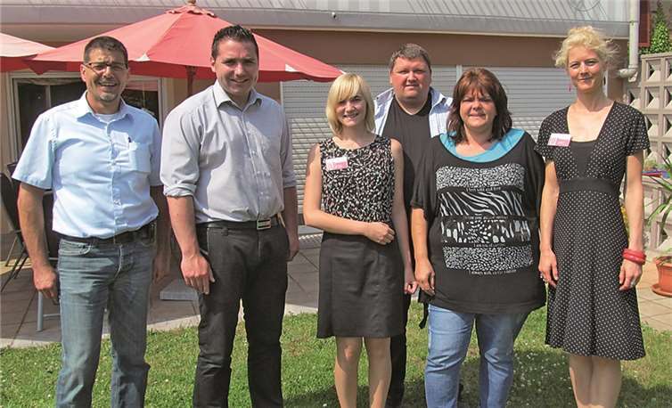 Von links: Jürgen Sabel (Mitarbeiter Büro Benedikt Oster), Benedikt Oster (SPD Landtagsabgeordneter), Andrea Laux (Pflegedienstleitung), Eric Fier (Einrichtungsleiter), Sabine Zappe (Gerontopyschiatrische Fachkraft) und Sarah Speicher (stellvertr. Einrichtungsleitung) im Garten vor der neuen Tagespflege in Ernst.Privat