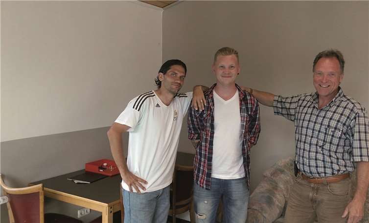Von links: Jugendarbeiter Micky Vlajnic, Philip Schmitz und Ortsvorsteher Alfons Schumacher.privat