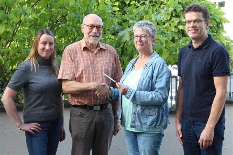 (Von links) Julia Fuchs, Hermann Adams, Kassiererin Helga Drodten und Christian Fuchs, neuer Vereinsbetreuer, feierten mit den Kolleginnen und Kollegen in der SKFM-Geschäftsstelle in Heimersheim.