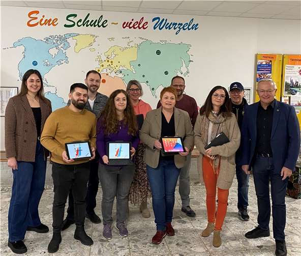 (Von links): Julia Geus (Projektleitung BG3000), Herr Türk, Herr Galic, Frau Ketzer, Frau Deblon, Frau Lehleitner, Herr Salzer, Frau Hees (Lehrkräfte der Konrad-Adenauer Schule), Helmut Hecking (Vertreter der Wirtgen Stiftungen), Achim Hallerbach (Landrat Kreis Neuwied).  Foto: Martin Boden / Kreisverwaltung Neuwied