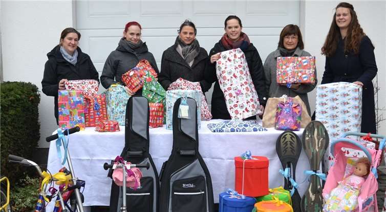 Von links: Julia Müller, Diana Böhlein, Dominique Karaschewitz, Julia Böhlein, Marion Bethke und Nadja Popelka zeigten sich von der großen Spendenbereitschaft der Bürger, Geschäfte und Unternehmen beeindruckt. Nicht auf dem Foto ist Cora Böhlein. E. T. Müller