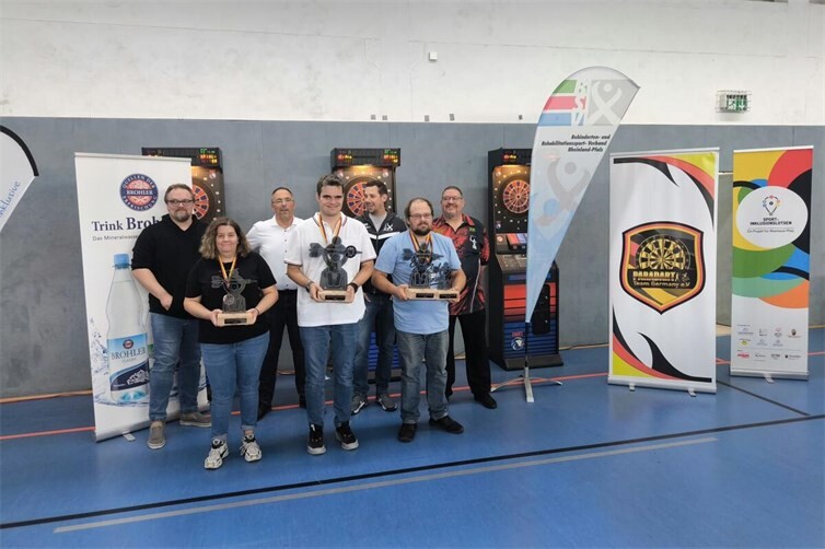 Von links Julian Bareinske( Turnierleitung), Carina Becker 3 Platz, Michael Möller (Sponsor der Pokale), Jonas Gamber 1 Platz, Maximilian Vohl( BSV Rheinland-Pfalz), Marco Sprerckles 2 Platz und High Finish und Jens Mentges ( „TheSilverback“)