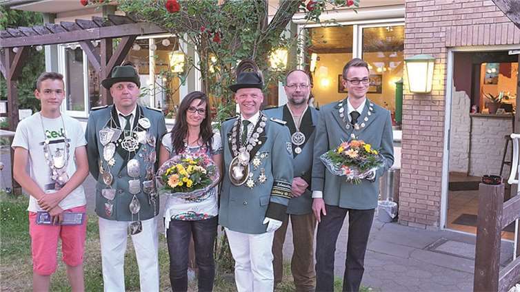 (Von links) Jungschützenprinz: Daniel Fügen (zum zweiten Mal), Weißkönig: Ralf Butterweck, Königin: Rosanna Butz, Schwarzkönig: Jens Drünert (zum zweiten Mal), Orden von der „Krumm Buchs“: Dirk Heuse und Sternkönig: Tobias Salecki. privat