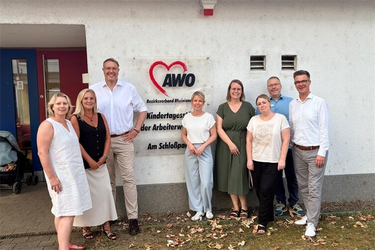 Von links: Jutta Lipkowski – Leitung Fachbereich Kindertagesstätten AWO, Anne Hertling – Einrichtungsleitung AWO Kita Am Schloßpark, Fraktionsvorsitzender Alexander Schweitzer, Landtagsabgeordnete Lana Horstmann, Michaela Naunheim, Vorständin AWO Bezirksverband Rheinland e. V., Eva Cremer - stellvertretende Einrichtungsleitung AWO Kita Am Schloßpark, Bernhard Fuchs - Amtsleitung Stadtjugendamt und Bürgermeister Peter Jung 