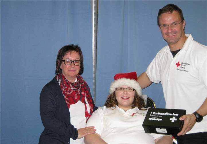 (Von links) Jutta Schmiegel, Christina Prediger (100. Einzelspenderin) und Dr. Stefan Göbbels. privat