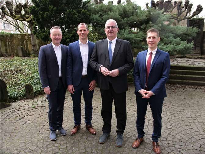 Von links: KD Thorsten Runkel (Leiter der Polizeidirektion Neuwied), KR Michael Vomland (Leiter der Kriminalinspektion Mayen), Polizeipräsident Karlheinz Maron sowie der neue Leiter der Kriminalinspektion Neuwied, PR Markus Sander  Foto: Polizeipräsidium Koblenz