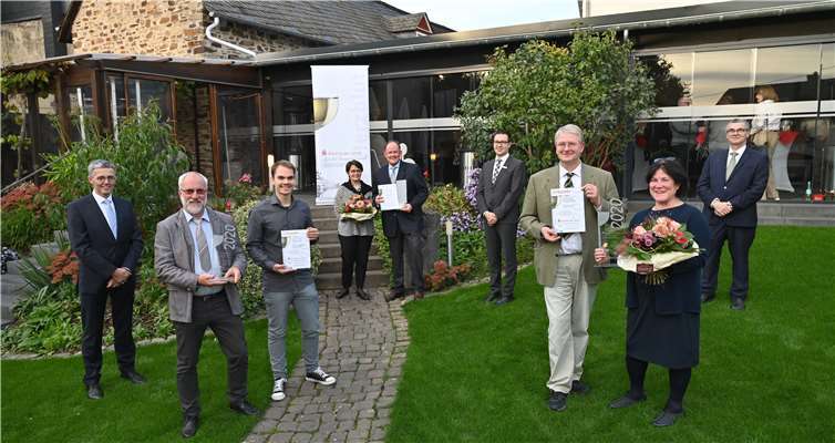 Von links: KSK-Vorstand Karl-Josef Esch, Bernárd Ibald mit Sohn Moritz Ibald vom Weingut Brunnenhof aus Hatzenport auf dem 2. Platz, Ehel. Rainer Moskopp von Weinbau „Im Trischelsberg“ auf dem 3. Platz, Martin Steinsiek als Leiter des KSK BeratungsCenters in Münstermaifeld, Ehel. Albrecht und Maria Gietzen vom Winzerhof Gietzen aus Hatzenport auf dem 1. Platz sowie Landrat Dr. Alexander Saftig.Foto: KSK Mayen