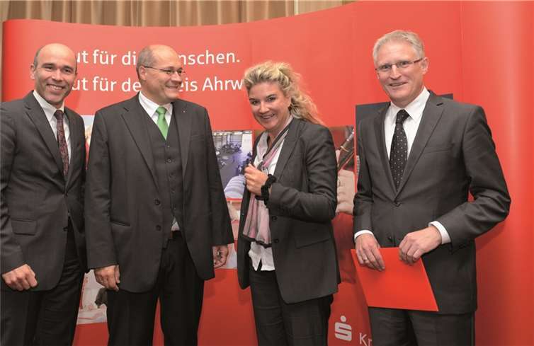 Von links: KSK-Vorstandsmitglied Guido Mombauer, Professor Dr.-Ing. Christian Rehtanz, Professor Dr. Petra Ahrweiler und KSK-Vorstandsvorsitzender Dieter Zimmermann.Fix