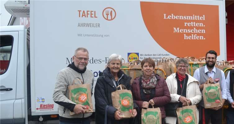 Über 340 Lebensmitteltüten für Tafelkunden (Von links) Karl Halbmann, Marion Eisler, Angelika Schorn, Hanne Fricke, Felix Brötz, Alexander Carrillo und Kuno Herchenbach bedanken sich im Namen der Tafelkunden herzlich bei allen 347 Spenderinnen und Spendern. privat