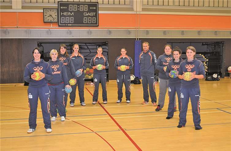 Von links: Katharina Körber, Sandra Mayer, Julia Filster, Sabrina Reim, Michelle Kurz, Maren Maus, DTrainer Peter Geisen, Tamara Rother, Michelle Werf, Annalena Kreicher. Es fehlen: Kirsten Franz, Jenny Siemann, Meike Hartig, Meike Fenz, Katrin Maus, Elisa Helf, Nadège Prévost, Christina Scharnbach, Susann Schönberg, Janine Bohlander und Angela Platten. Privat