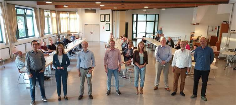 Von links: Kevin Lenz (Grüne), Ellen Demuth (CDU), Stefan Wester (Seniorenbeirat), Martin Diedenhofen (SPD), Brigitte Baader (Seniorenbeirat), Dr. Tobias Kador (FDP), Wolfgang Walter (Seniorenbeirat), Jochen Bülow (Linke). Foto: Klaus Krumscheid