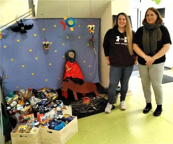 (Von links) KiTa-Sozialarbeiterin Kim Schmengler und Renate Huhn, Leiterin der Kindertagesstätte, bei der Übergabe der Spenden.Foto: Dietmar Barth