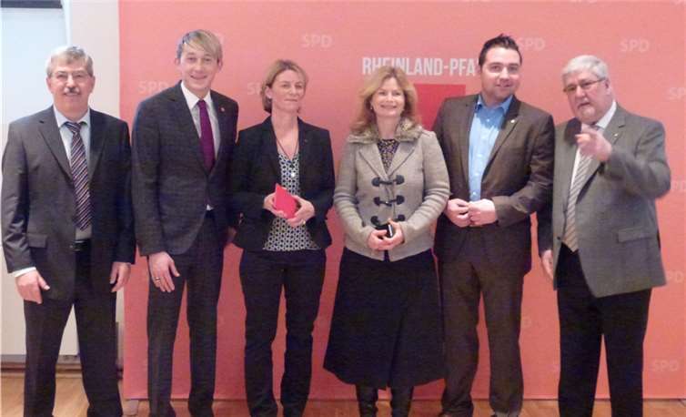 Von links: Klaus Frevel SPD-Fraktionsvorsitzender im VG-Rat, Marc Ruland (SPD) MdL, Neumitglied Birgit Bollinger, Martina Luig-Kaspari SPD-Landtagskandidatin, Benedikt Oster (SPD) MdL, Joachim Mertes (SPD) Landtagspräsident in RLP.privat