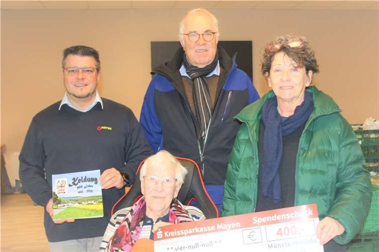 (Von links) Klaus Müller - Ortsvorsteher Keldung, Gisela Wild - Tafel, Walter Meurer - Festausschussvorsitzender, und Monika Reidel – Tafel, bei der symbolischen Spendenübergabe.  Foto: Dietmar Barth