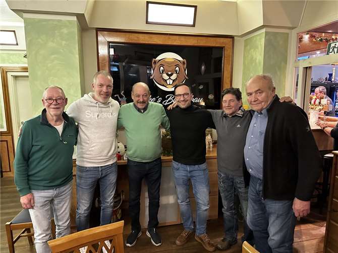 Von links: Klaus Rockenfeller (2. Platz Skatspieler), Dennis Petry (2. Platz Knobler), Wolfgang Schuck (1. Platz Skatspieler), Frank Moseler (1. Platz Knobler), José „Cucurella“ Carrillo (3. Platz Knobler), Horst Puderbach (3. Platz Skatspieler).  Foto: privat