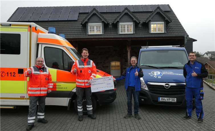 Von links, Klaus Schneider, Mike Robe, Werner Pung und Lukas Kelter bei der Spendenübergabe. Foto: privat