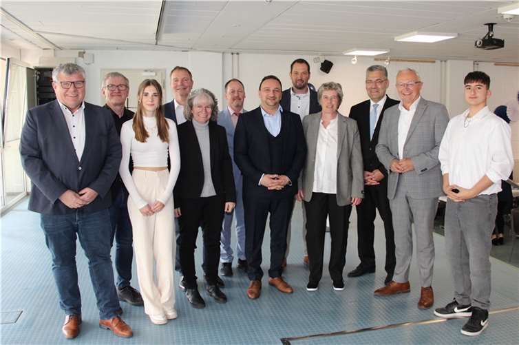 Von links: Kreisbeigeordneter Michael Mahlert, Konrektor Thomas Kroll, Schülersprecherin Maya Zwanziger, Stadtbürgermeister Thomas Vis, didaktische Koordinatorin Sally Ost, Schulelternsprecher René Wandesleben, Schulleiter Bengjamin Bajraktari, Verbandsbürgermeister Manuel Seiler, Konrektorin Heike Mies, Regierungsschuldirektor Jörg Kurtscheidt, Landrat Achim Hallerbach, Schülersprecher Gian Luca Patteri  Foto: Verena Kölb