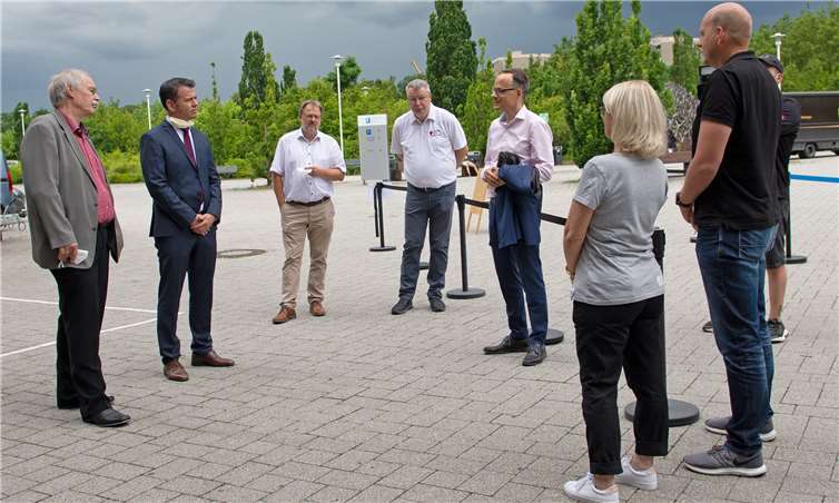 Von links: Kristian Bosselmann-Cyran, Michael Ludewig, Volker Grabe und Johannes Becker (beide DRK), Denis Alt, Jutta Menz und Daniel Koll. Foto: Hochschule Koblenz/Gandner