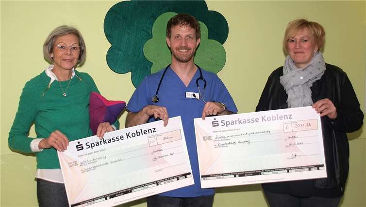 Freude über großzügige Spenden (Von links) Künstlerin Anneliese Müller, Oberarzt Max Scheler und Jutta Spurzem vom gleichnamigen Weingut. US
