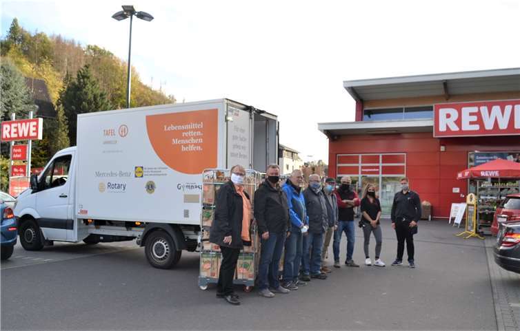 (Von links) Kuno Herchenbach, Horst Frings, Detlef Keller, Wolfgang Kistner, Otto Fior, Parviz Azhari, Donya Azhari und Alexander Carrillo bedanken sich im Namen der Tafelkunden herzlich bei allen 414 Spenderinnen und Spendern.Foto: E.T. Müller