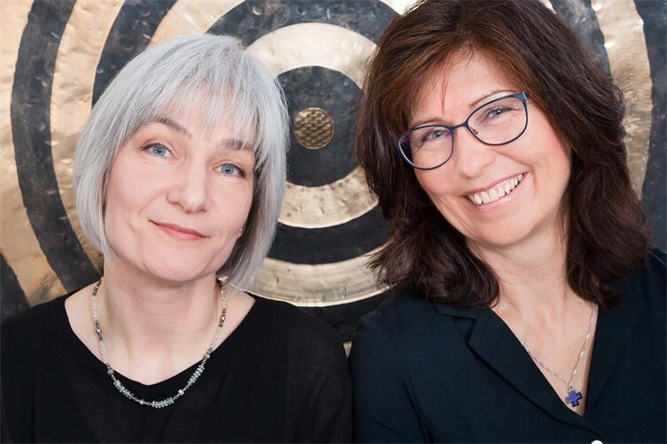(Von links) Kunsttherapeutin Eva-Maria Weiss und Klangtherapeutin Sigrid Hergarten führen das Publikum in die mittelalterliche, mystische Welt der heiligen Hildegard.