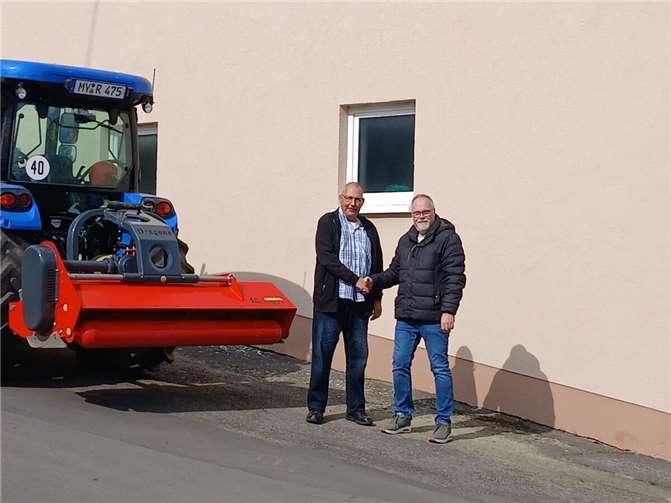 Von links: Kurt Horst Vorsitzender Jagdgenossenschaft. Oliver Stenz, Bürgermeister  Foto: privat
