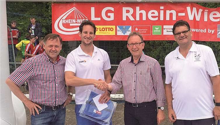 (Von links) LVR-Vizepräsident Sport, Klaus-Dieter Welker, Kai Kazmirek, der LG-Vorsitzende Erwin Rüddel und der Geschäftsführer des LG-Vereins Neuwieder LC, Andrée Kazmirek. privat