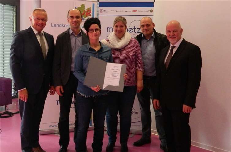 Von links: Landrat Achim Hallerbach, Artur Janzen (Hygienefachkraft), Ines Bester-Forster (Wohngruppenleiterin), Ruth Weppler (Hygienefachkraft in Waldbreitbach), Heim- und Pflegedienstleiter Frank Voss und Prof. Dr. Martin Exner bei der Siegelübergabe. Privat
