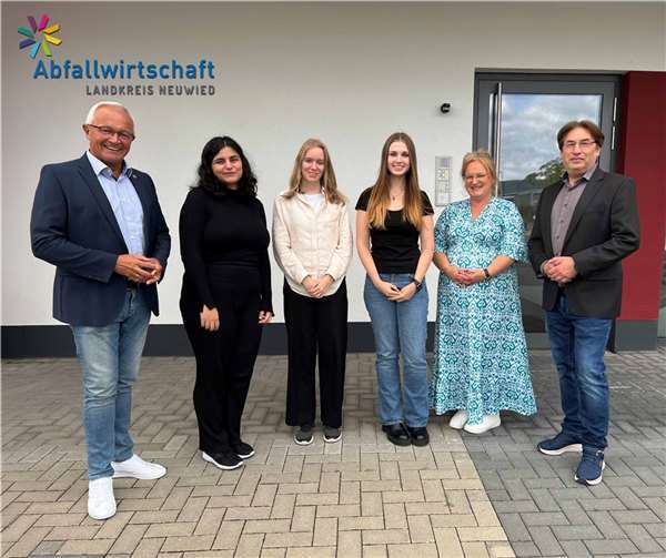 Von links: Landrat Achim Hallerbach, Auszubildende Dijle Basibüyük, Fiona Dreher, Valeriia Weckert, Margarete Bednarek (Personalleitung Abfallwirtschaft), Jörg Schwarz (kaufm. Vorstand Abfallwirtschaft)  Foto: Maria Burkart