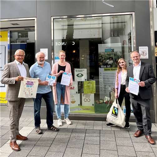 Von links: Landrat Achim Hallerbach, Wolfgang Rahn und Alena Linke von der Fairtrade-Stadt Steuerungsgruppe, Klimawandelanpassungsmanagerin des Landkreises Angelina Zahn und Oberbürgermeister Jan Einig vor dem Fairtrade Schaufenster in der Neuwieder Innenstadt, das zur Fairen-Woche im vergangenen September dekoriert wurde.  Foto: Martin Boden/Kreisverwaltung Neuwied
