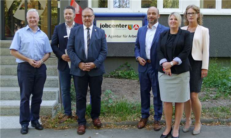 Von links: Landrat Frank Puchtler, Joachim Klein (Leiter der Abteilung Soziales in der Kreisverwaltung des Rhein-Lahn-Kreises), Jochen Geißel (Geschäftsführer Jobcenter Rhein-Lahn), Elmar Wagner (Chef der Agentur für Arbeit Montabaur), Caroline Eberhard (Leiterin der Lahnsteiner Geschäftsstelle der Agentur für Arbeit) und Sonja Wörsdörfer (stellvertretende Geschäftsführerin Jobcenter Rhein-Lahn). Agentur für Arbeit Montabaur