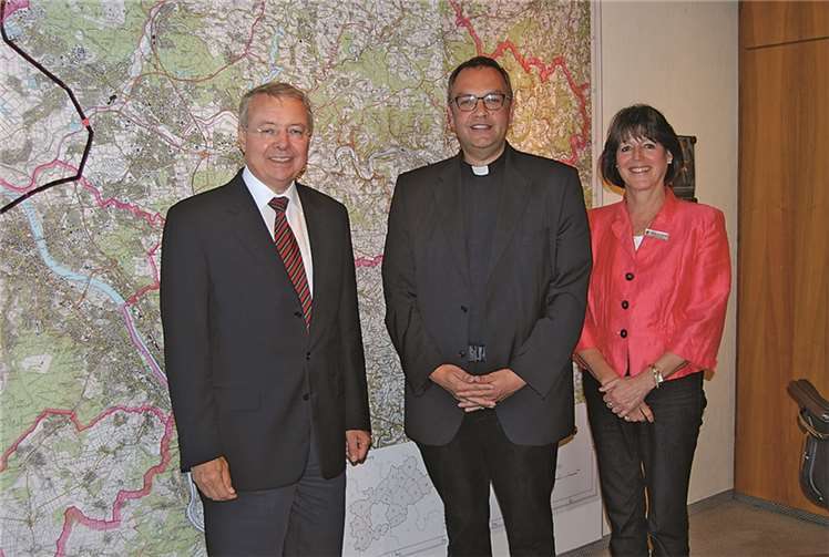 Landrat Kühn empfängt Kreisdechant Monsignore Axel Werner Von links: Landrat Frithjof Kühn, Kreisdechant Msgr. Axel Werner, Kreisdirektorin Annerose Heinze.Privat