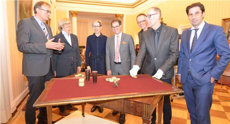 Von links: Landrat Rainer Kaul, Claudia Oetker (Vorstandsmitglied der Otto Wolff Stiftung Köln), Dr. Stephanie Tasch (Dezernentin bei der Kulturstiftung der Länder Berlin). Dr. Martin Hoernes (Generalsekretär der Ernst von Siemens Kunststiftung München), Dr. Achim Stiegel (Kurator der Möbelsammlung im Kunstgewerbemuseum Berlin), Bernd Willscheid und Ralph Gierhards (Kunsthändler in Düsseldorf). Jürgen Opgenoorth