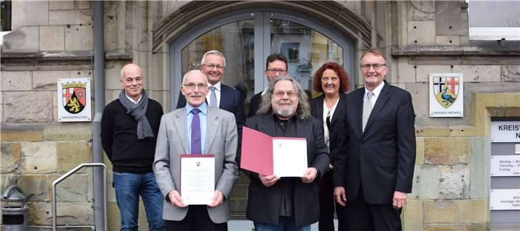 (Von links) Landrat Rainer Kaul, Personalratsvorsitzende Birgit Eisenhuth, Salvatore Giardina, Personalleiter Oliver Honnef, Karl-Heinz Faber, erster Beigeordneter Achim Hallerbach und Peter Krischer. privat