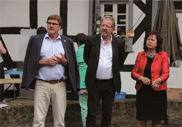 (Von links) Landrat Sebastian Schuster, der Vorsitzende der CDU-Fraktion im Gemeinderat Franz-Josef Jäger und Ilka von Boeselager, MdL gemeinsam auf dem Köllenhof.