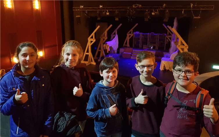 (Von links) Lara Hindi, Grete Becker, Thilo Wilde, Lars Gronwald und Leandro Gärtner waren vom Theaterstück sichtlich begeistert. privat