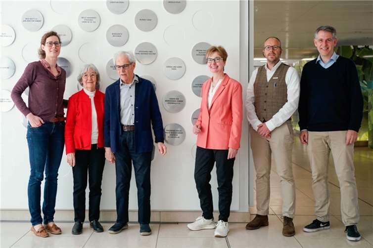 Von links: Lenka Taylor, Gerda Diehl, Gerd Diehl, Ursula Weyrich, Olaf Witt und Stefan Pfister vor der Spendentafel  Foto: U. Anspach/KiTZ