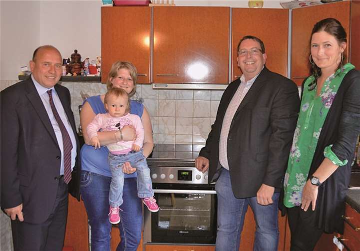 Von links: Leo Biewer (Vorsitzender des Vorstandes der Rotkreuz Stiftung Koblenz), Isabelle Hargarten und Tochter Mia, Marco Kraus (Inhaber Elektro Künster GmbH) und Isabell Freytag (Einsatzkoordinatorin DRK-Projekt „Familien-Bande“). privat