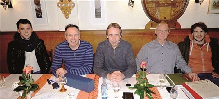 (Von links) Lewis Schmitt, Alfons Schmitt, Rüdiger Wolff, Anton Barz und Leon Schmitt bei der Jahreshauptversammlung. privat