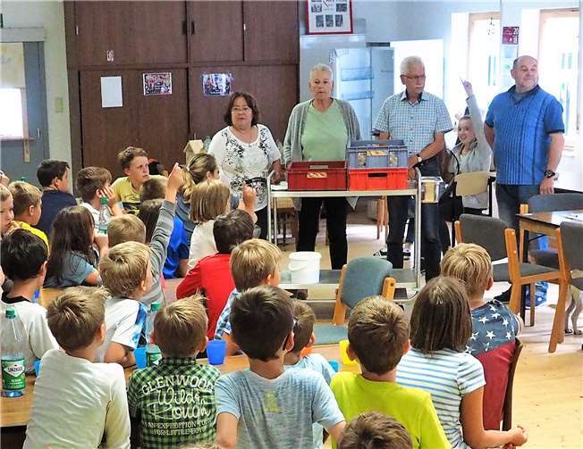 Von links: Lill Brückmann, Wiltrud Post, Lorenz Denn und Günter Martin bei der Ausgabe der Kaffeeteilchen. Wolfgang Seidenfuß