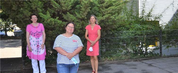 (Von links) Linda Pfannschmidt, Salinda Busch und Margret Marxen-Ney hoffen trotz Corona auf mehr Normalität für die Schülerinnen und Schüler der Geschwister-Scholl-Realschule plus in Andernach. Foto: E.T. Müller