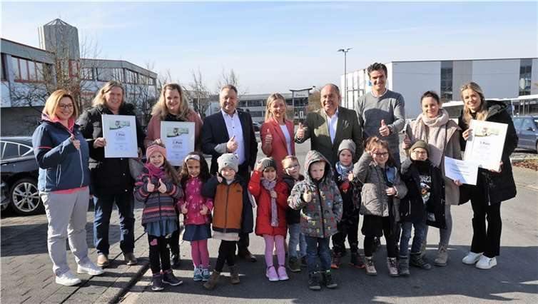 Von links: Lisa Hörter, Kita Anhausen, Sabine Henrici, Kita Anhausen, Daniela Polifka (Kita Niederbreitbach), Hans Werner Breithausen (Verbandsbürgermeister Waldbreitbach-Rengsdorf), Silvia Pander (Stiftungsbeauftragte), Peter Hack (Stiftungsvorstand), Daniel Enns (Stiftungsbeirat), Sabrina Francke (Kita Bonefeld), Gina Runkel (Kita Bonefeld).  Foto: privat